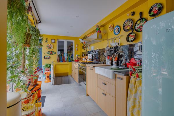 MAISON 110 m² , VILLEURBANNE FLACHET, TERRASSE, CAVE, GARAGE en sus.