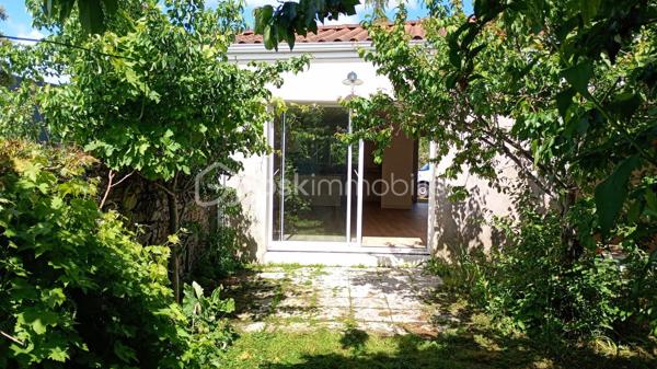 Envie de poser vos valises sans travaux ? Cette maison de plain-pied de 74 m², entièrement rénovée et mitoyenne d’un seul côté, a tout pour plaire.
Dès l’entrée, vous découvrez une superbe pièce de vie d’environ 42 m², baignée de lumière, avec sa cuisine ouverte aménagée – un vrai espace convivial pour partager de beaux moments.
Le tout accompagné de 2 chambres confortables, 1 salle d’eau moderne et 1 WC indépendant

À l’extérieur, un jardin arboré exposé plein sud, idéal pour profiter des beaux jours en toute tranquillité 

Les atouts qui font la différence :
- Chauffage au sol
- Volets roulants électriques
- Rénovation récente
- Luminosité exceptionnelle
- Environnement calme et verdoyant

À proximité immédiate des transports, commerces et écoles

Une maison clé en main, parfaite pour un couple, une famille ou un investissement serein.

Une opportunité à ne pas laisser passer !