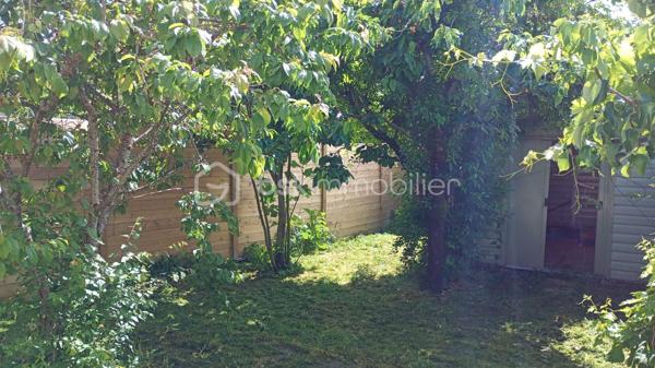 Envie de poser vos valises sans travaux ? Cette maison de plain-pied de 74 m², entièrement rénovée et mitoyenne d’un seul côté, a tout pour plaire.
Dès l’entrée, vous découvrez une superbe pièce de vie d’environ 42 m², baignée de lumière, avec sa cuisine ouverte aménagée – un vrai espace convivial pour partager de beaux moments.
Le tout accompagné de 2 chambres confortables, 1 salle d’eau moderne et 1 WC indépendant

À l’extérieur, un jardin arboré exposé plein sud, idéal pour profiter des beaux jours en toute tranquillité 

Les atouts qui font la différence :
- Chauffage au sol
- Volets roulants électriques
- Rénovation récente
- Luminosité exceptionnelle
- Environnement calme et verdoyant

À proximité immédiate des transports, commerces et écoles

Une maison clé en main, parfaite pour un couple, une famille ou un investissement serein.

Une opportunité à ne pas laisser passer !