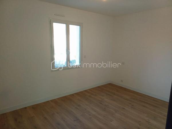 Envie de poser vos valises sans travaux ? Cette maison de plain-pied de 74 m², entièrement rénovée et mitoyenne d’un seul côté, a tout pour plaire.
Dès l’entrée, vous découvrez une superbe pièce de vie d’environ 42 m², baignée de lumière, avec sa cuisine ouverte aménagée – un vrai espace convivial pour partager de beaux moments.
Le tout accompagné de 2 chambres confortables, 1 salle d’eau moderne et 1 WC indépendant

À l’extérieur, un jardin arboré exposé plein sud, idéal pour profiter des beaux jours en toute tranquillité 

Les atouts qui font la différence :
- Chauffage au sol
- Volets roulants électriques
- Rénovation récente
- Luminosité exceptionnelle
- Environnement calme et verdoyant

À proximité immédiate des transports, commerces et écoles

Une maison clé en main, parfaite pour un couple, une famille ou un investissement serein.

Une opportunité à ne pas laisser passer !