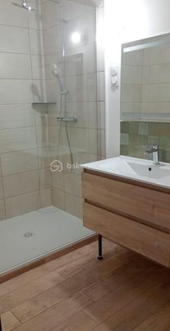 Envie de poser vos valises sans travaux ? Cette maison de plain-pied de 74 m², entièrement rénovée et mitoyenne d’un seul côté, a tout pour plaire.
Dès l’entrée, vous découvrez une superbe pièce de vie d’environ 42 m², baignée de lumière, avec sa cuisine ouverte aménagée – un vrai espace convivial pour partager de beaux moments.
Le tout accompagné de 2 chambres confortables, 1 salle d’eau moderne et 1 WC indépendant

À l’extérieur, un jardin arboré exposé plein sud, idéal pour profiter des beaux jours en toute tranquillité 

Les atouts qui font la différence :
- Chauffage au sol
- Volets roulants électriques
- Rénovation récente
- Luminosité exceptionnelle
- Environnement calme et verdoyant

À proximité immédiate des transports, commerces et écoles

Une maison clé en main, parfaite pour un couple, une famille ou un investissement serein.

Une opportunité à ne pas laisser passer !