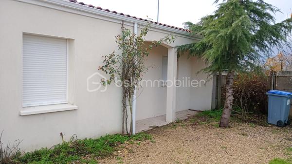 Envie de poser vos valises sans travaux ? Cette maison de plain-pied de 74 m², entièrement rénovée et mitoyenne d’un seul côté, a tout pour plaire.
Dès l’entrée, vous découvrez une superbe pièce de vie d’environ 42 m², baignée de lumière, avec sa cuisine ouverte aménagée – un vrai espace convivial pour partager de beaux moments.
Le tout accompagné de 2 chambres confortables, 1 salle d’eau moderne et 1 WC indépendant

À l’extérieur, un jardin arboré exposé plein sud, idéal pour profiter des beaux jours en toute tranquillité 

Les atouts qui font la différence :
- Chauffage au sol
- Volets roulants électriques
- Rénovation récente
- Luminosité exceptionnelle
- Environnement calme et verdoyant

À proximité immédiate des transports, commerces et écoles

Une maison clé en main, parfaite pour un couple, une famille ou un investissement serein.

Une opportunité à ne pas laisser passer !