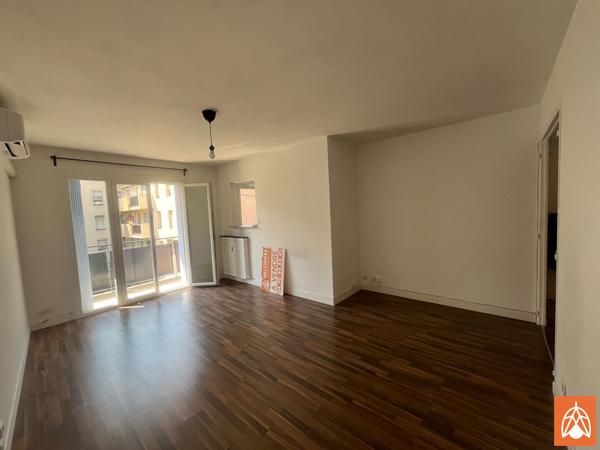 Appartement T3 de 71 m² avec balcon, ascenseur et parking - Centre ville de Salon de Provence Salon de provence Appartement T3 de 71 m² avec balcon, ascenseur et parking - Centre ville de Salon de Provence Salon de provence