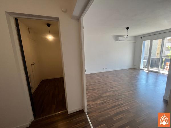 Appartement T3 de 71 m² avec balcon, ascenseur et parking - Centre ville de Salon de Provence Salon de provence Appartement T3 de 71 m² avec balcon, ascenseur et parking - Centre ville de Salon de Provence Salon de provence