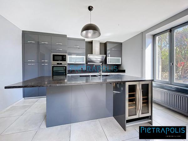 Propriété d'exception en pierres dorées - 9 pièces -280 m² hab - Terrain 1598 m²
