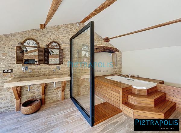 Propriété d'exception en pierres dorées - 9 pièces -280 m² hab - Terrain 1598 m²