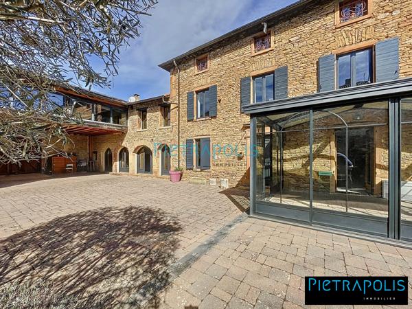 Propriété d'exception en pierres dorées - 9 pièces -280 m² hab - Terrain 1598 m²