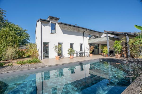 Maison Magnifique maison d'architecte avec double garage et piscine en lisière de forêt 148 m²