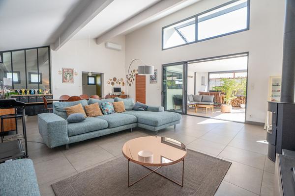 Maison Magnifique maison d'architecte avec double garage et piscine en lisière de forêt 148 m²