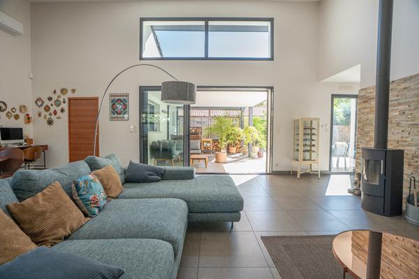 Maison Magnifique maison d'architecte avec double garage et piscine en lisière de forêt 148 m²