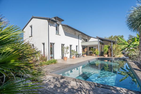 Maison Magnifique maison d'architecte avec double garage et piscine en lisière de forêt 148 m²