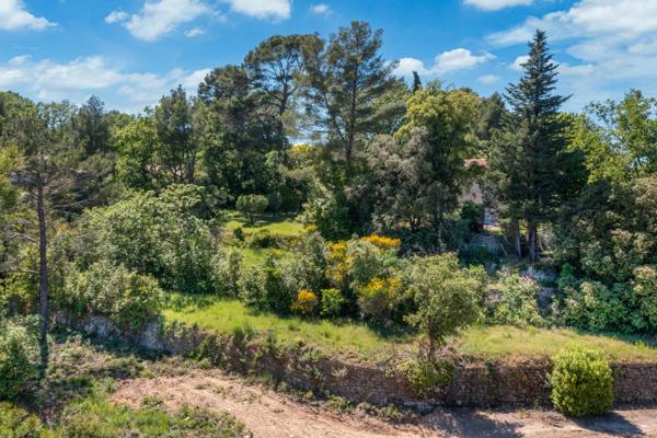 À Vendre : Terrain Prêt à Bâtir – Vue en Altitude, Humour et Soleil Inclus !