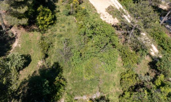 À Vendre : Terrain Prêt à Bâtir – Vue en Altitude, Humour et Soleil Inclus !