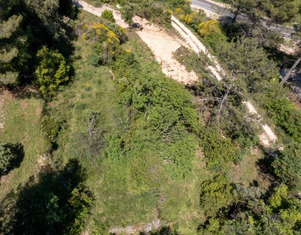 À Vendre : Terrain Prêt à Bâtir – Vue en Altitude, Humour et Soleil Inclus !