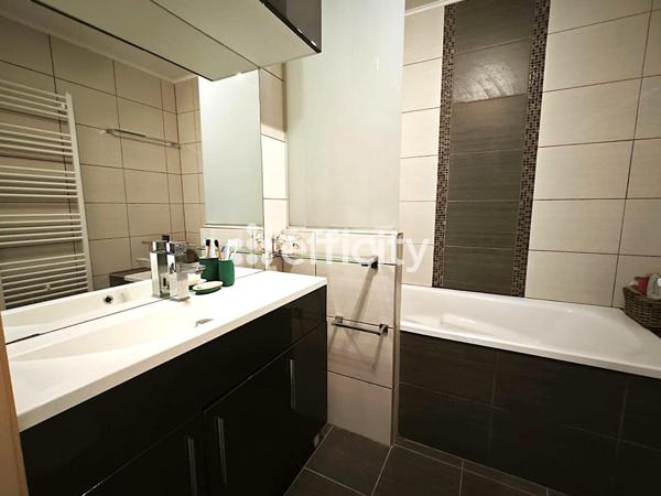Maison
         5 pièces
        - 100 m² Exclusivité 224 000 € *