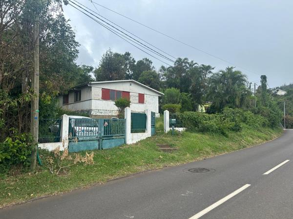 "Rare à la vente : maison à rénover ou terrain divisible, à deux pas du futur téléphérique !"