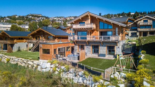 Chalet contemporain récent avec vue sur les sommets et prestations haut de gamme