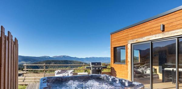 Chalet contemporain récent avec vue sur les sommets et prestations haut de gamme