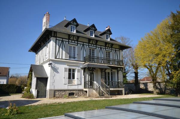 Proche LIZY SUR OURCQ (77) à vendre belle et grande maison bourgeoise de caractère à colombage avec piscine.