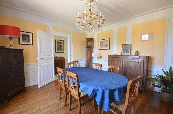 Proche LIZY SUR OURCQ (77) à vendre belle et grande maison bourgeoise de caractère à colombage avec piscine.