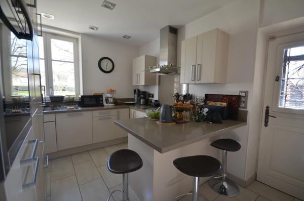 Proche LIZY SUR OURCQ (77) à vendre belle et grande maison bourgeoise de caractère à colombage avec piscine.