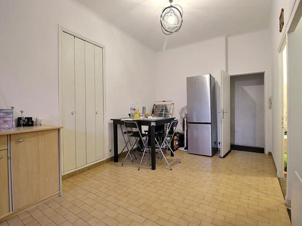 Appartement loué de type 2 de 49 m2 dans un petit immeuble proche remparts.