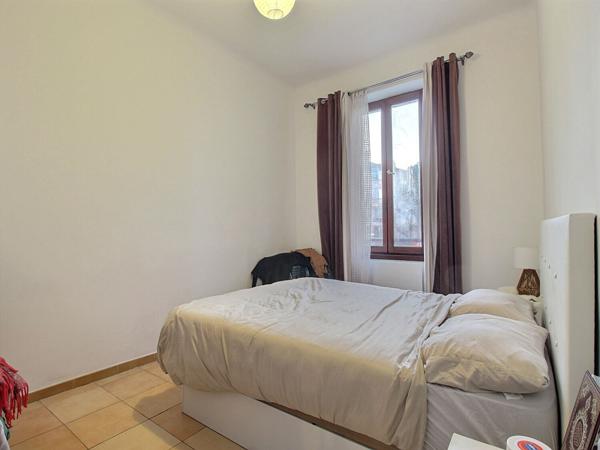 Appartement loué de type 2 de 49 m2 dans un petit immeuble proche remparts.