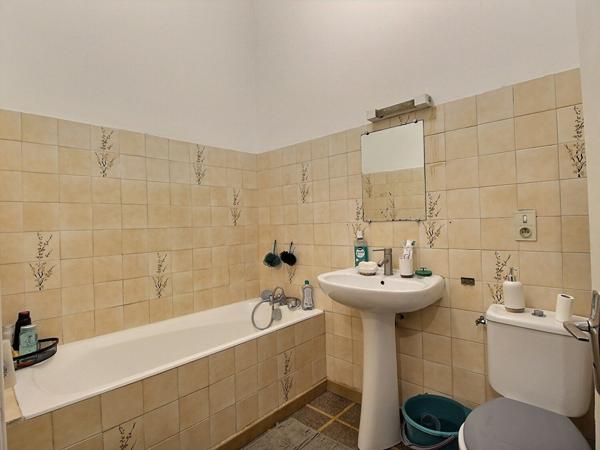 Appartement loué de type 2 de 49 m2 dans un petit immeuble proche remparts.