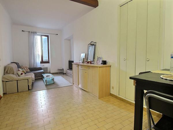 Appartement loué de type 2 de 49 m2 dans un petit immeuble proche remparts.