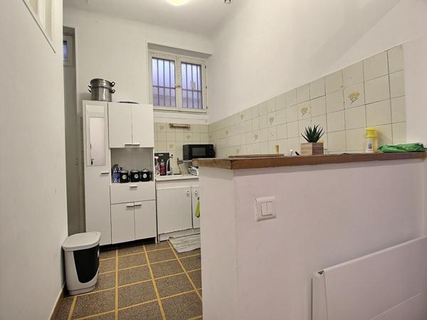 Appartement loué de type 2 de 49 m2 dans un petit immeuble proche remparts.