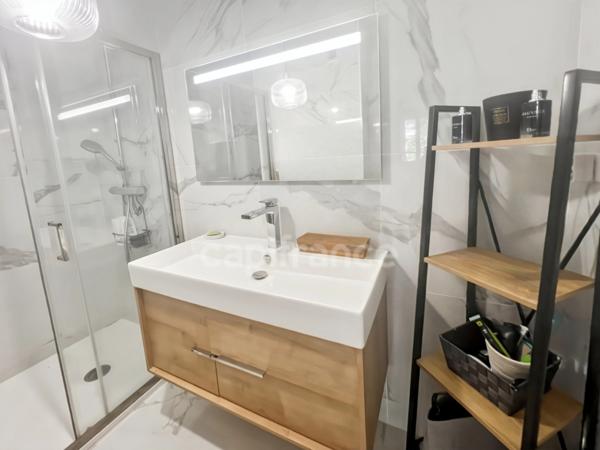 AJACCIO (20), quartier des étrangers, bel appartement T3 traversant, dernier étage, bel aperçu mer, parking, ascenseur