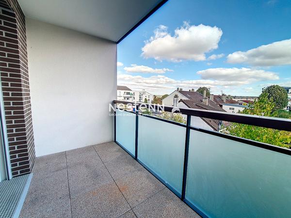 LES CLAYES SOUS BOIS centre ville : Appartement 2 pièces avec balcon, cave et parking