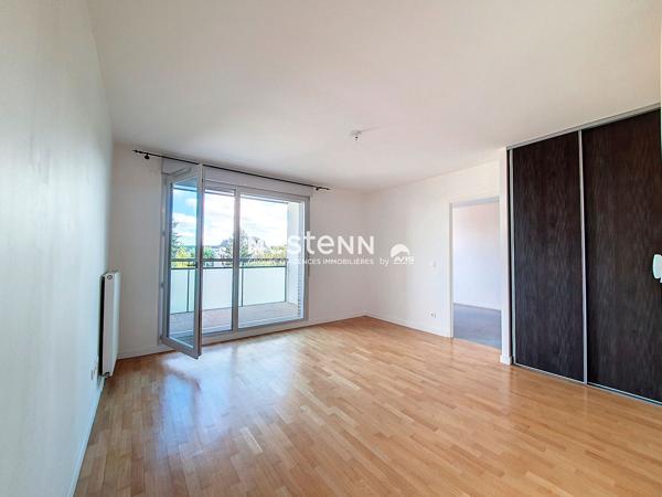 LES CLAYES SOUS BOIS centre ville : Appartement 2 pièces avec balcon, cave et parking