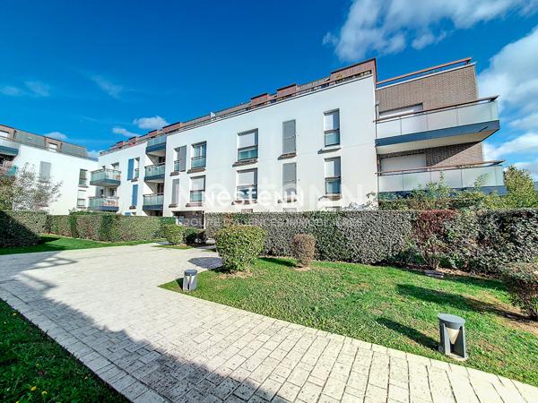 LES CLAYES SOUS BOIS centre ville : Appartement 2 pièces avec balcon, cave et parking