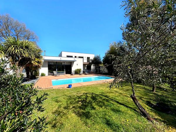 Contemporaine de 215m² avec garages PETIT-CHANTILLY