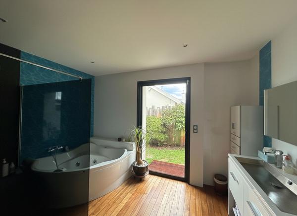Contemporaine de 215m² avec garages PETIT-CHANTILLY