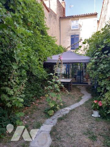 MAISON D'HABITATION EN CENTRE VILLE AVEC PETIT JARDIN ET DEPENDANCE