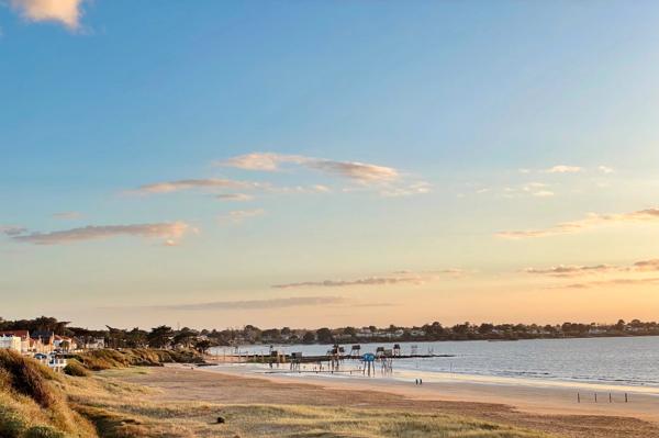 Propriete hotelière à vendre, 25 pièces proche de LA PLAINE SUR MER (44), terrasses, vue mer, potentiel, investissement, cote de jade, immeuble, boutique hotel, restaurant, café, belle époque