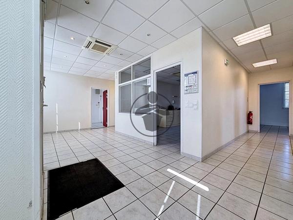 Location                                                      Bureau
                        
                     5 pièces                      120 m2                     à Saint-Quentin