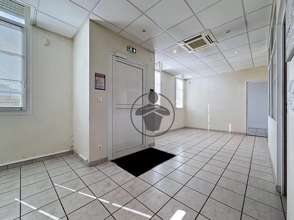 Location                                                      Bureau
                        
                     5 pièces                      120 m2                     à Saint-Quentin