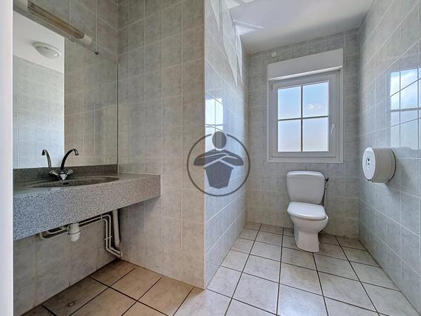 Location                                                      Bureau
                        
                     5 pièces                      120 m2                     à Saint-Quentin