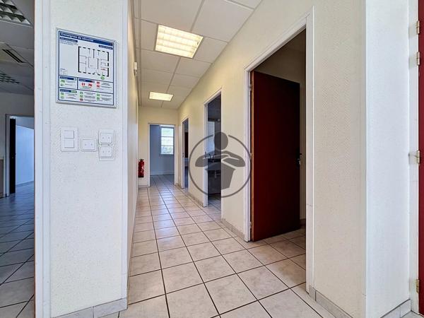 Location                                                      Bureau
                        
                     5 pièces                      120 m2                     à Saint-Quentin