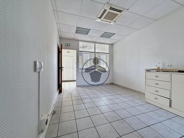 Location                                                      Bureau
                        
                     5 pièces                      120 m2                     à Saint-Quentin