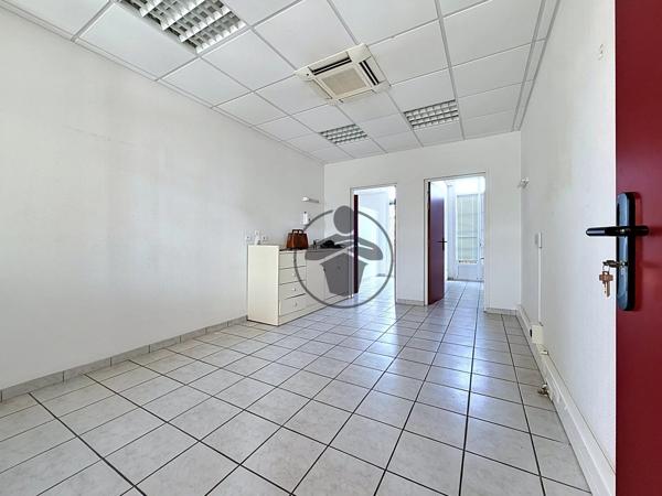 Location                                                      Bureau
                        
                     5 pièces                      120 m2                     à Saint-Quentin