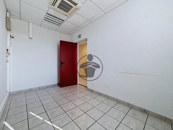 Location                                                      Bureau
                        
                     5 pièces                      120 m2                     à Saint-Quentin