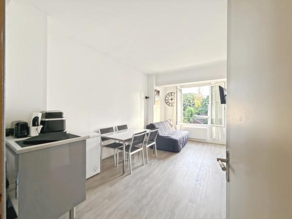LA BAULE LES PINS, APPARTEMENT 2 CHAMBRES - PROCHE TOUS SERVICES ET PLAGE A PIED - SANS TRAVAUX