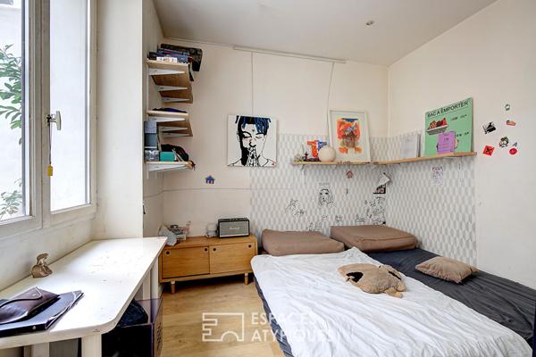 Ancienne boutique transformée en loft familial sur cour privative aux Abbesses