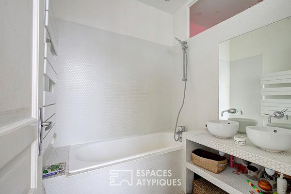 Ancienne boutique transformée en loft familial sur cour privative aux Abbesses