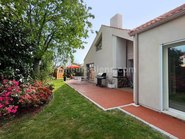 MAISON VILLA - 7 PIECES 4 CHAMBRES -     PISCINE  +  LOCAL COMMERCIAL- PLAIN PIED