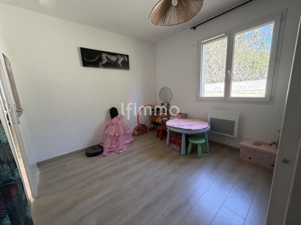 Villa récente plain-pied 4 chambres, Terrain 706 m², Villedubert